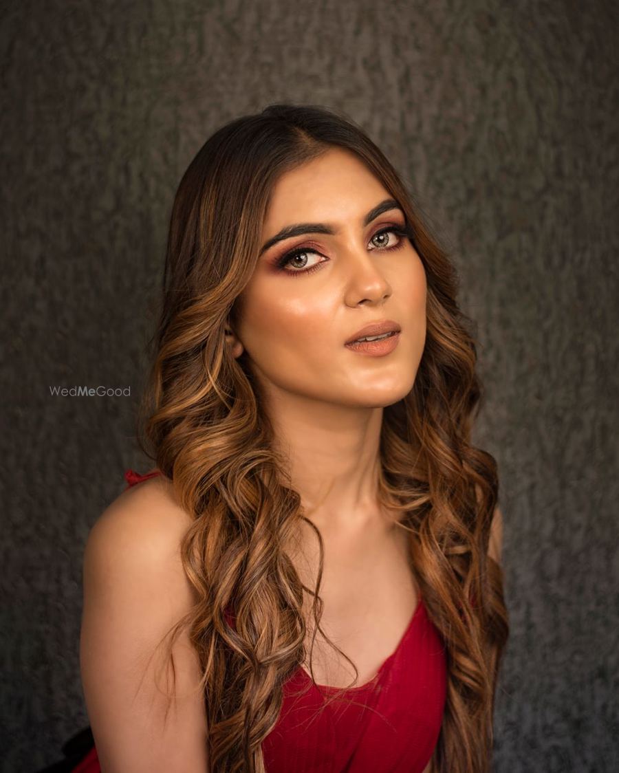 Glam party makeup with soft curls
